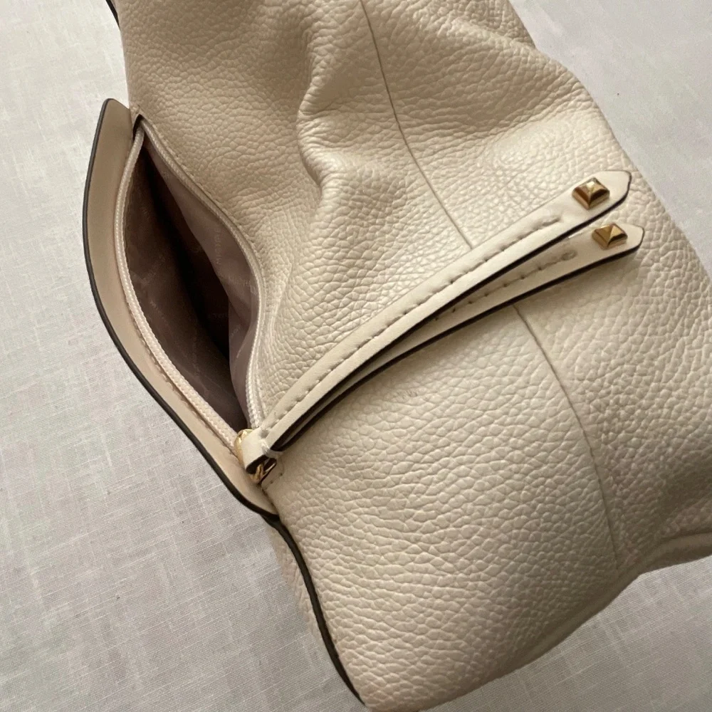 NWT Michael Kors Evie Light Cream Leather Hobo Shoulder Bag NEW